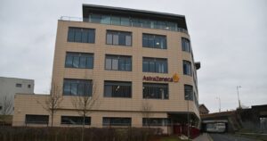 AstraZeneca fija la distribución masiva de su vacuna para marzo de 2021