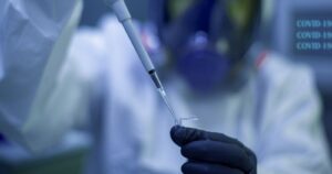 Vacuna de Oxford y AstraZeneca es segura y genera respuesta inmune en adultos mayores