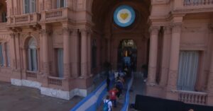 Miles de argentinos llegan a la Casa Rosada para despedir a Maradona