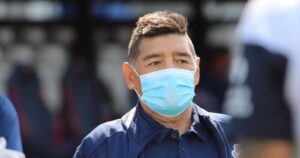 Diego Armando Maradona se recupera de su operación por un hematoma en la cabeza