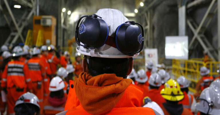 Bono de $22,5 millones y reajuste de sueldo: la oferta que rechazaron trabajadores de Minera Centinela
