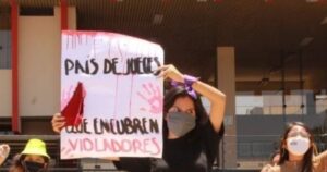 Suspenden a jueces peruanos que absolvieron a un violador porque víctima llevaba 
