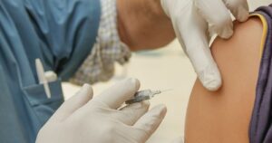 Cómo funciona la vacuna de Pfizer y cuántas dosis compró Chile