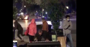 VIDEO - El pianista que no dejó de tocar en medio de los disturbios anti confinamiento en Barcelona