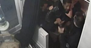 Imputan a cuatro policías franceses por golpear a un hombre negro