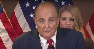 VIDEO - De las máquinas venezolanas al tinte en el cabello: la insólita presentación de los abogados de Donald Trump