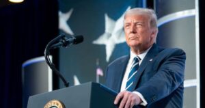 Donald Trump critica a Pfizer por no anunciar los avances de la vacuna antes de las elecciones