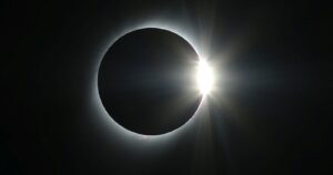 Alcalde de Pucón pidió cerrar los accesos a la ciudad dos días antes del eclipse