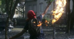 Declaran culpable a joven acusado de lanzar bombas molotov a Carabineros