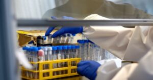 Covid-19: suscriben acuerdo para extender seguro a funcionarios de la salud
