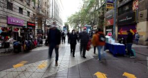 Siete de cada diez santiaguinos están dispuestos a recibir la vacuna contra el COVID-19