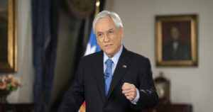 Piñera se disculpa tras pasear sin mascarilla por la playa de Cachagua