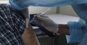 No sólo Chile: cuándo llegarán las vacunas contra el COVID-19 a otros países