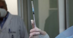 Comisión de expertos recomendó aprobar la autorización de la vacuna de Pfizer en Chile