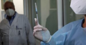 Encuesta Criteria: 27% de los chilenos no está dispuesto a vacunarse contra el COVID-19