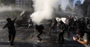 Carabineros detiene a dos personas por incidentes en el centro de Santiago