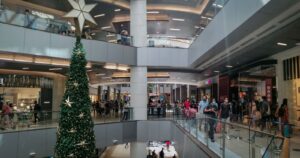 Gobierno evalúa acortar el toque de queda para revitalizar el comercio en fase 2