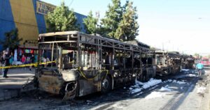 65 máquinas afectadas durante el 2020: buses Red quemados en la Alameda costaron 350 mil dólares cada uno