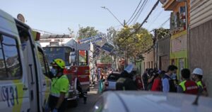 Grúa pluma cayó sobre casas en Independencia: se reportan personas atrapadas y heridos