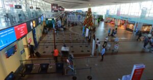 Autoridades monitorean a 17 personas que viajaron con paciente contagiada con nueva variante del coronavirus