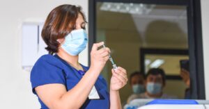 Este es el orden en que se vacunará contra el coronavirus en Chile