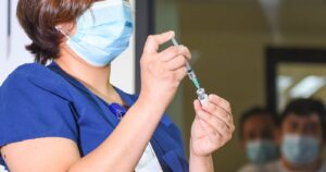 OMS da la primera homologación de emergencia a vacuna Pfizer-BioNTech