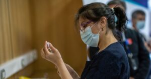 Cefalea, fatiga y dolor: ISP detalló los primeros síntomas reportados con la vacuna de Pfizer