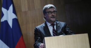 Defensor nacional adelanta renuncia y desecha tesis de 