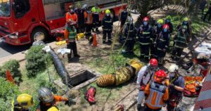 Operativo de emergencia en Santiago por adulto que cayó a alcantarillado