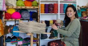 Pymes locales ofrecen sus productos como opción para regalos navideños