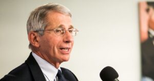 Anthony Fauci aceptó la oferta de Joe Biden y seguirá como jefe de respuesta al COVID-19 en EE.UU.