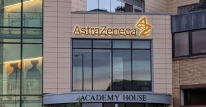 Vacuna de Oxford y AstraZeneca demostró ser segura y efectiva en los ensayos de fase 3