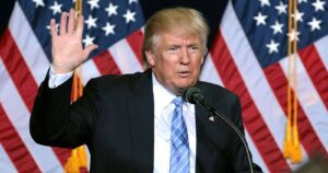 Donald Trump indultó a dos acusados por mentir al FBI sobre la trama rusa