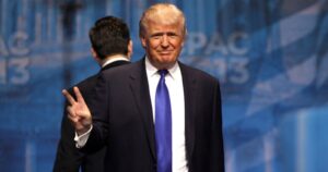 Donald Trump cede y firma millonario plan de ayuda económica a afectados por la pandemia