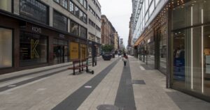 Suecia pone fin a su experimento e impone restricciones para contener la pandemia