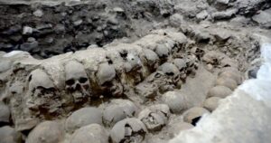 Arqueólogos descubren más de 100 cráneos en Ciudad de México