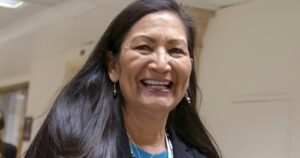 Joe Biden nombra a Deb Haaland, mujer de origen indígena, como secretaria de Interior