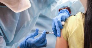 Por qué la vacuna de Pfizer se limitó para algunos grupos de riesgo