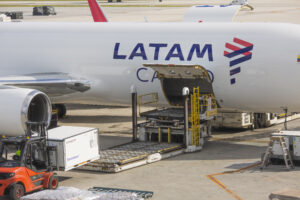 LATAM pone a disposición sus aviones para transporte gratuito de vacuna Covid a nivel nacional