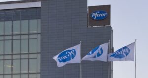 Pfizer redujo a la mitad su producción inicial de la vacuna por problemas logísticos