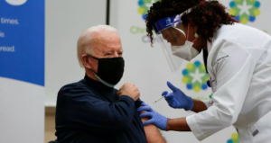 Joe Biden recibe la primera dosis de la vacuna en un acto público