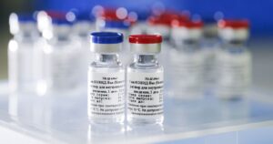 Pacientes que reciban la vacuna Sputnik V no podrán beber alcohol en 42 días