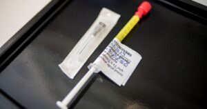 Ministro de Ciencia revisó los avances de los ensayos de la vacuna Janssen en Chile