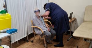 Reino Unido recomendó no administrar vacuna a alérgicos graves tras reacción adversa de dos pacientes