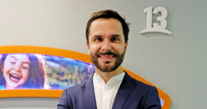 Canal 13 recibe reconocimiento internacional por campaña liderada por Álvaro Ballero