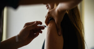 Encuesta Cadem: un 36% se vacunaría contra el COVID-19 apenas esté disponible