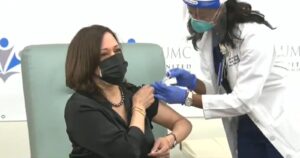 Kamala Harris recibió la vacuna contra el coronavirus de Moderna