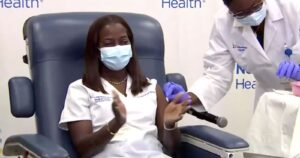 Enfermera de Nueva York fue la primera persona en recibir la vacuna de Pfizer en Estados Unidos