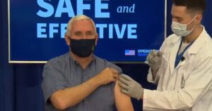 VIDEO - Vicepresidente de Estados Unidos recibió la vacuna de Pfizer contra el coronavirus