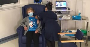 Una mujer de 90 años fue la primera persona en recibir la vacuna de Pfizer